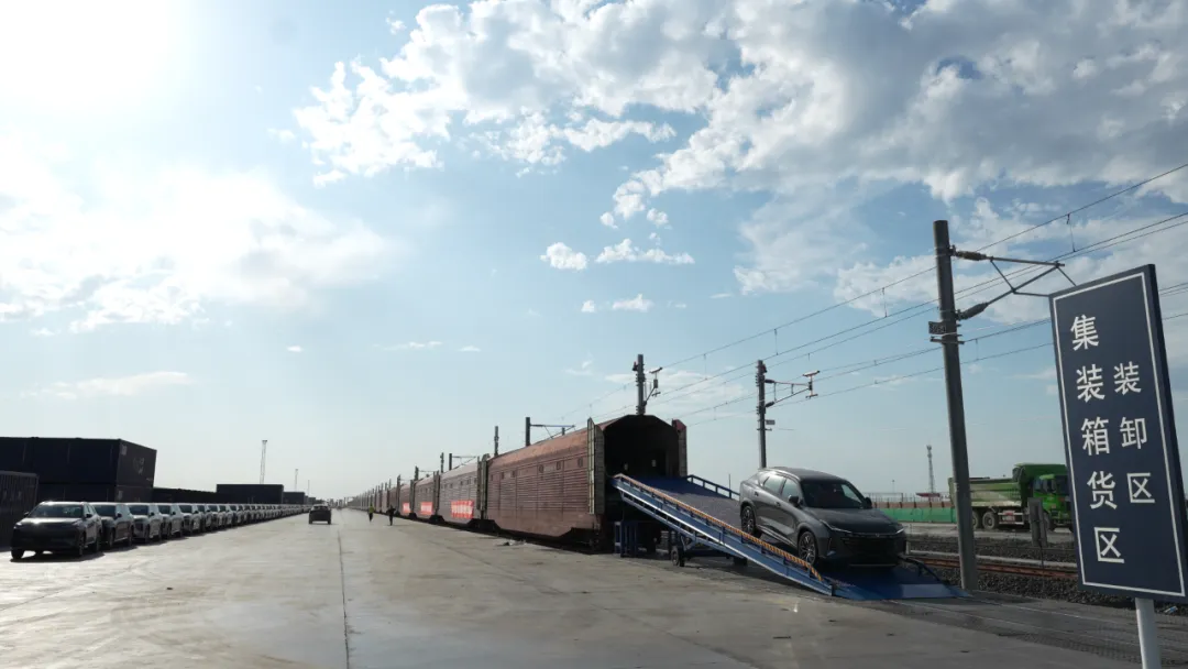 重磅启航！九鼎商贸物流集团首趟汽车铁路运输专列发车(图3)