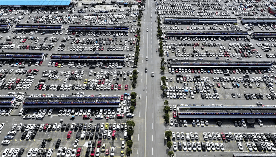都市车界“零公里二手车”乱象面临崩盘 工信部拟推新车转售禁令