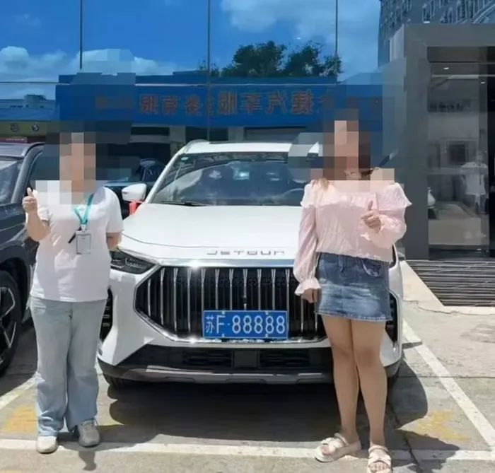 女子10万元买车摇中88888车牌经销商证实！目击者：有二手车贩出价110万元！交警：号牌不能过户