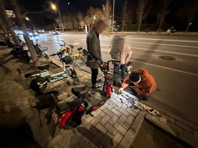 路灯下的灰色交易：二手电动自行车一小时卖三辆暗藏多重风险