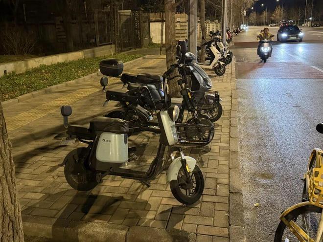 路灯下的灰色交易：二手电动自行车一小时卖三辆暗藏多重风险(图3)