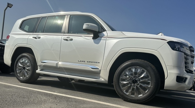 2025款 酷路泽3500GXR科威特满配豪华四驱越野车本家海外直发报价(图3)